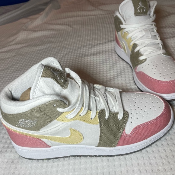 Jordan 1 Mid Vivid Green - Picture 6 of 11